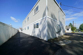 Carlton Way Apartments in Salem, OR - Building Photo - Building Photo