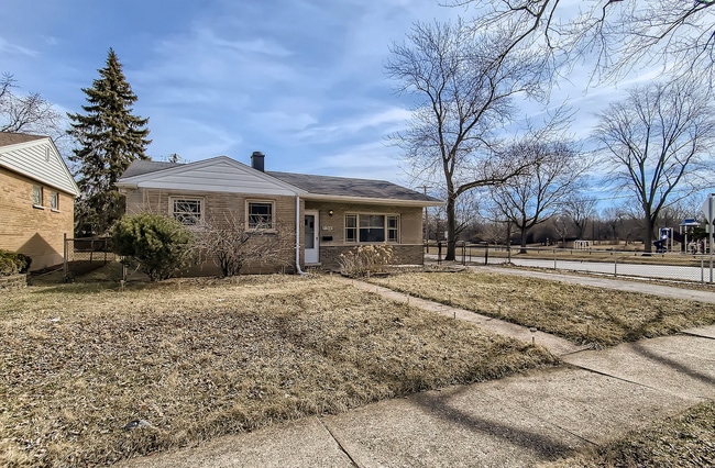 5441 Benton Ave in Downers Grove, IL - Foto de edificio - Building Photo