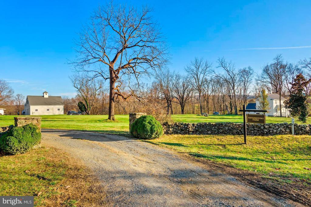 23766 Champe Ford Rd in Middleburg, VA - Building Photo