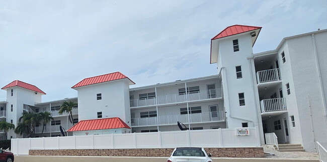 605 Sombrero Beach Rd in Marathon, FL - Foto de edificio - Building Photo