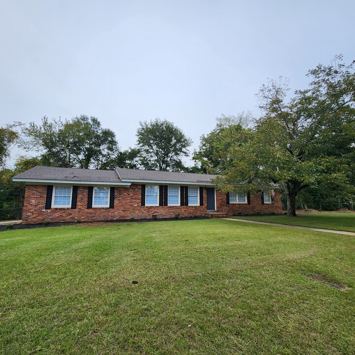 2521 Whispering Pines Rd in Albany, GA - Building Photo