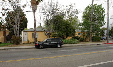 6803 Matilija Ave in Van Nuys, CA - Foto de edificio - Building Photo