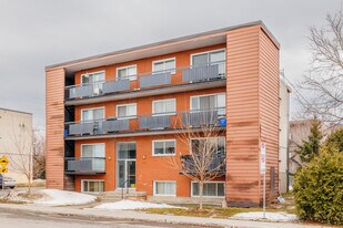 450 De Chartres Rue in Laval, QC - Building Photo