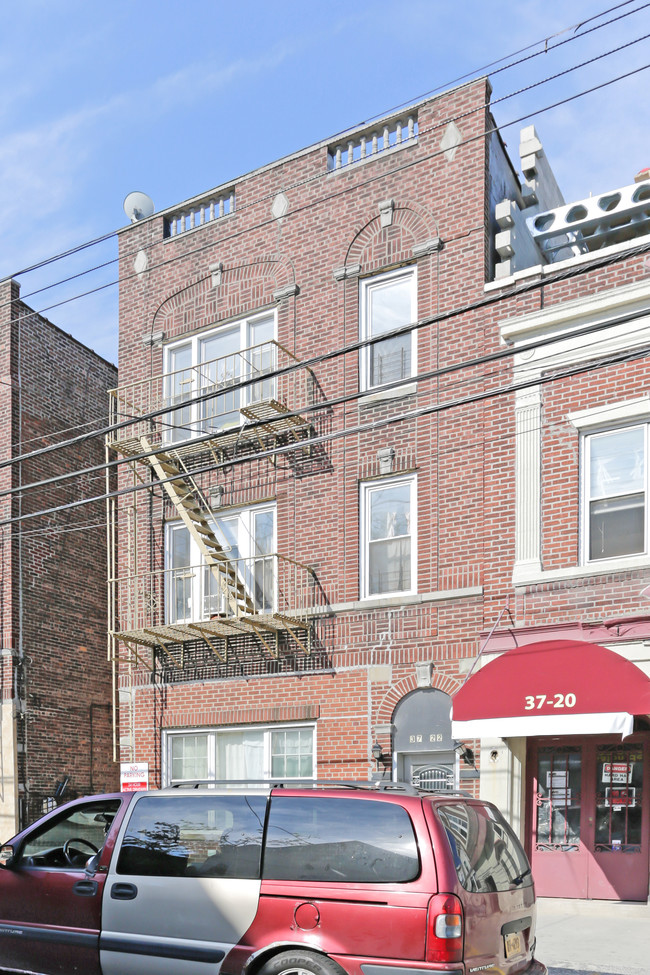 37-22 104th St in Flushing, NY - Building Photo - Building Photo