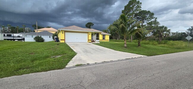 703 W 7th St in Lehigh Acres, FL - Building Photo - Building Photo