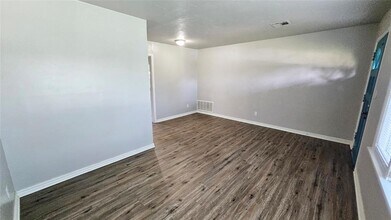 2132 Churchill Pl in The Village, OK - Building Photo - Building Photo