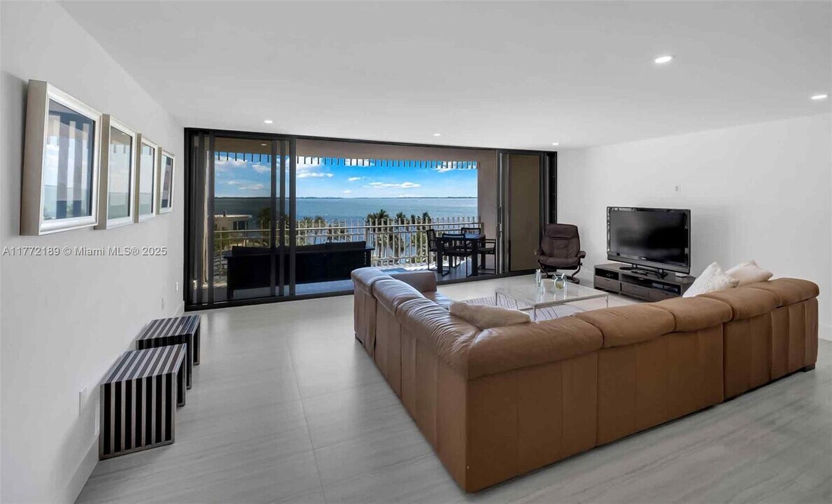 2 Grove Isle Dr, Unit 2 Grove Isle Dr # B605 in Miami, FL - Building Photo