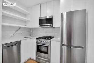 165 Christopher St in New York, NY - Building Photo - Building Photo