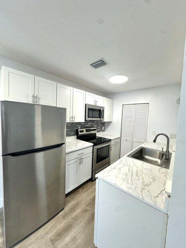 801 Tiffany Dr S in West Palm Beach, FL - Building Photo - Building Photo