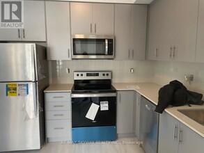 3550-3550 Colonial Dr in Mississauga, ON - Building Photo - Building Photo