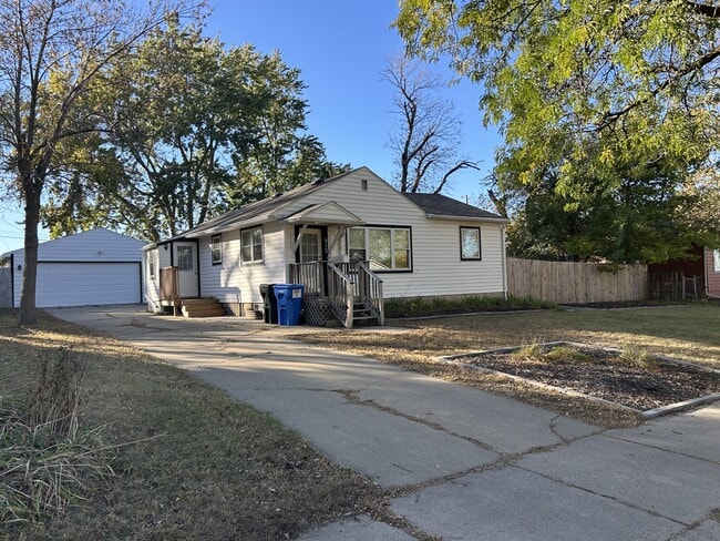 property at 815 N Mable Ave
