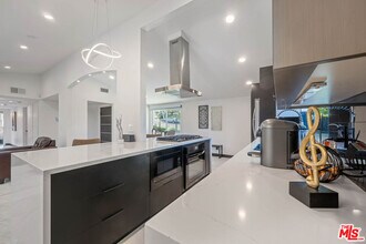 20412 Oxnard St in Los Angeles, CA - Building Photo - Building Photo