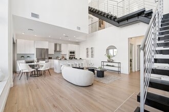 1343 4th St in Sarasota, FL - Foto de edificio - Building Photo