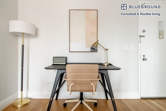 235 W 48th St in New York, NY - Foto de edificio - Building Photo