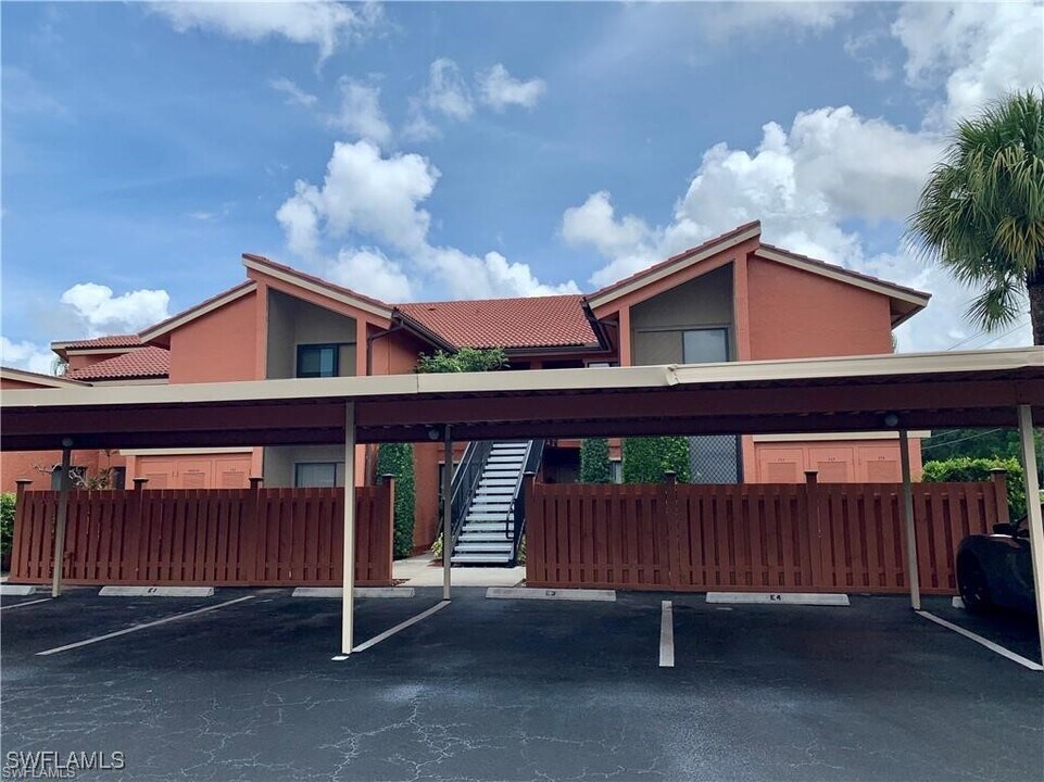 124 Cypress Way E in Naples, FL - Building Photo