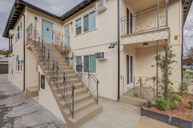 12349 Riverside Dr, Unit 12349 in Valley Village, CA - Building Photo - Building Photo