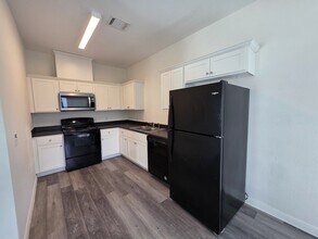 6223 Lacey Oak Dr in Hitchcock, TX - Building Photo - Building Photo