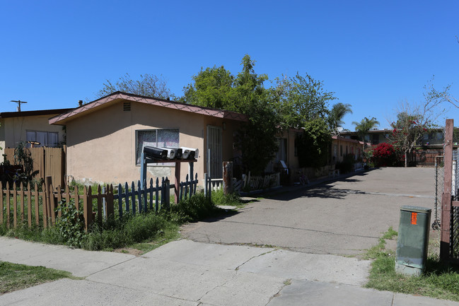 354-364 E Pennsylvania Ave in Escondido, CA - Foto de edificio - Building Photo