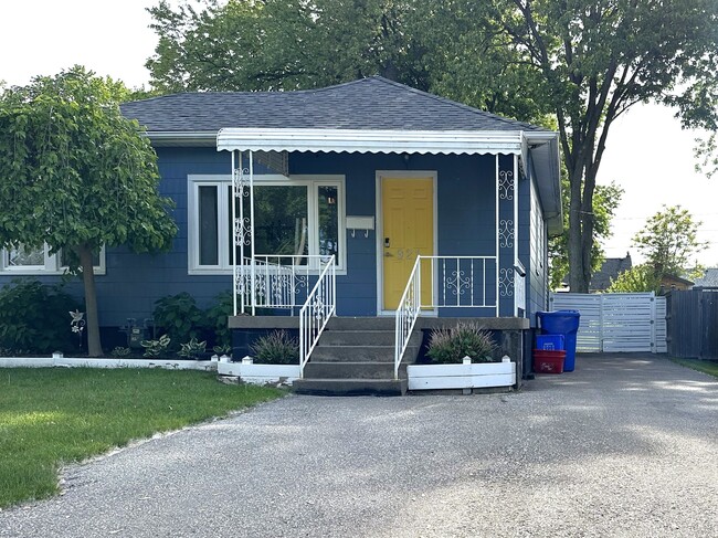 property at 921 Jefferson Blvd