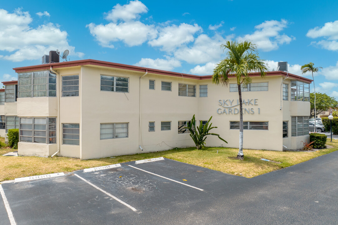 Skylake Gardens 1 Condominiums in Miami, FL - Building Photo