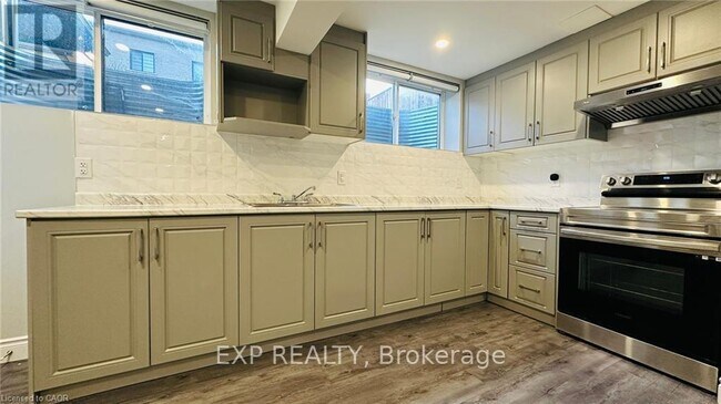 42 Spachman St in Kitchener, ON - Building Photo - Building Photo