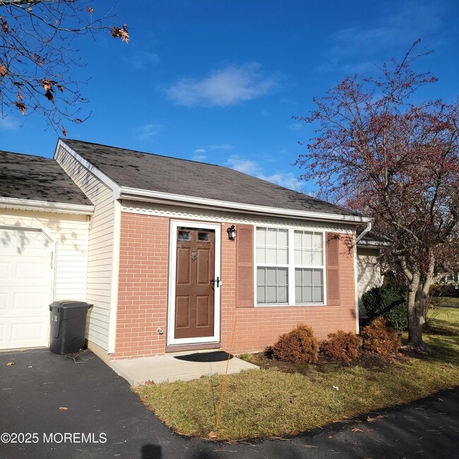 10 Edgeware Close in Freehold, NJ - Building Photo - Building Photo