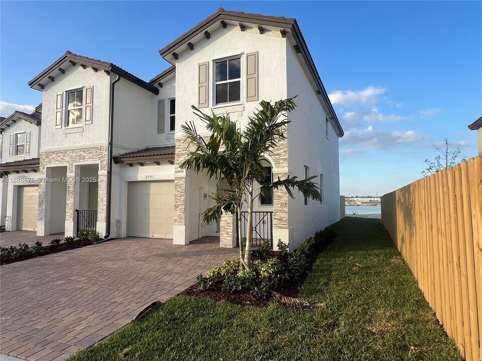 2551 SE 28th St in Homestead, FL - Building Photo
