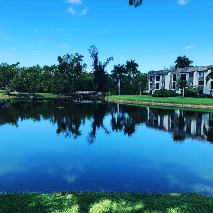 1645 Spoonbill Ln, Unit C in Naples, FL - Foto de edificio