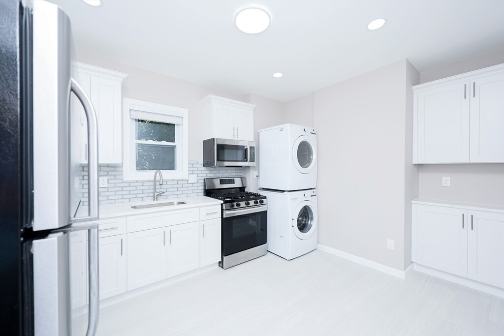 15-17 Saunders St in Boston, MA - Building Photo