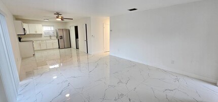 133 SE 2nd Ave in Hallandale Beach, FL - Building Photo - Building Photo