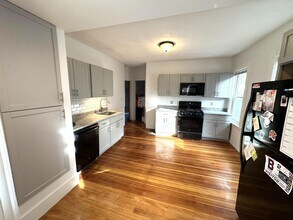 28 Lexington Ave, Unit 1 in Somerville, MA - Foto de edificio - Building Photo