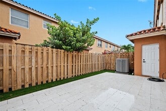 8511 NW 141st Terrace in Miami Lakes, FL - Foto de edificio - Building Photo