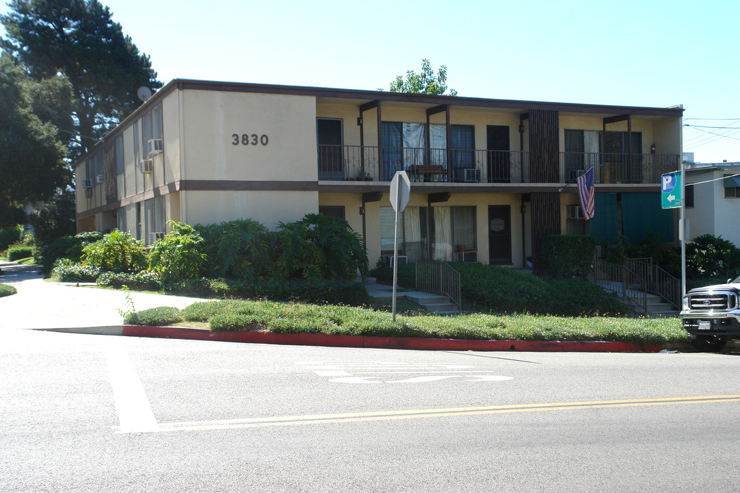 3830 Orangedale Ave in Montrose, CA - Foto de edificio