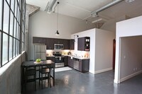 2BR, 2BA - 875 SF - Oak - Living Room - Bradford Mills Lofts Apartamentos in Louisville, Kentucky