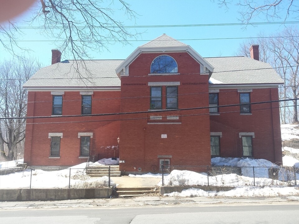 23 Grove 2L Grv in Spencer, MA - Building Photo