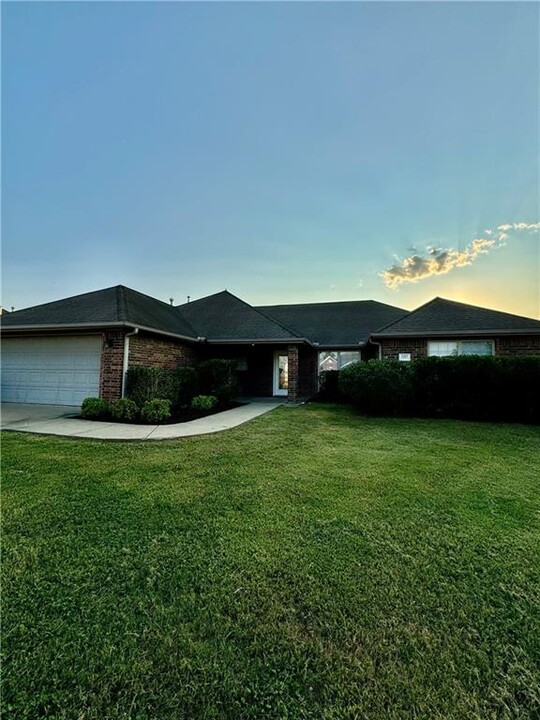 2327 N Stonecrest Dr in Fayetteville, AR - Building Photo