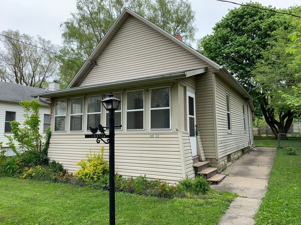 1315 1/2 Ewing St in Bloomington, IL - Foto de edificio