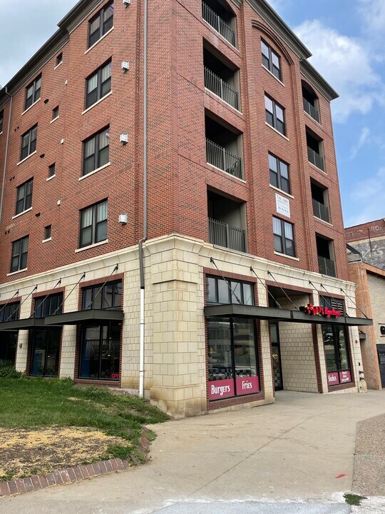 328 E Washington St in Iowa City, IA - Building Photo