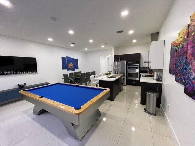 6650 NW 104th Path in Medley, FL - Building Photo - Building Photo