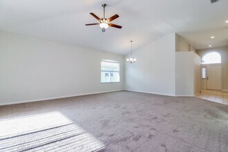 1243 Maximilian Dr in Zephyrhills, FL - Foto de edificio - Building Photo