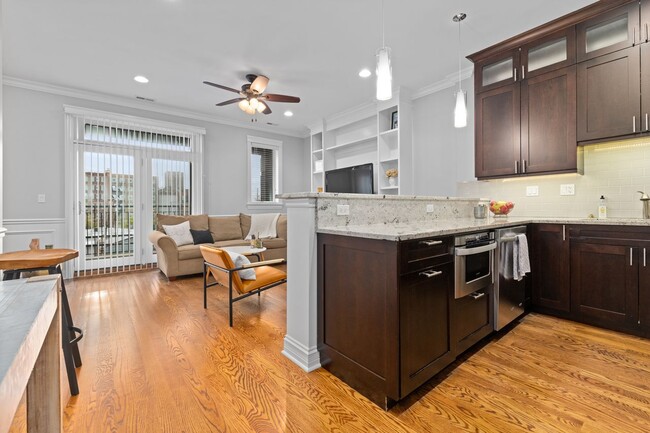 2338 W Grand Ave, Unit G05C