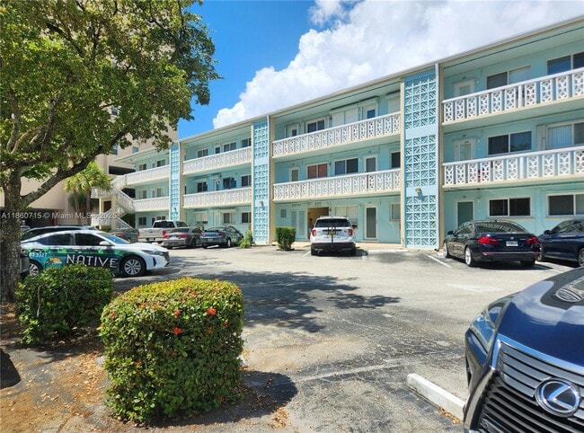 455 Golden Isles Dr in Hallandale Beach, FL - Foto de edificio - Building Photo
