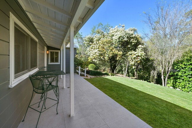property at 925 Hawthorn Dr
