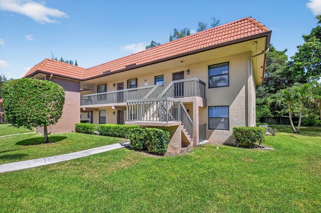 21894 Lake Forest Cir in Boca Raton, FL - Building Photo - Building Photo