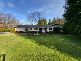 460 Piezzi Ln in Santa Rosa, CA - Building Photo