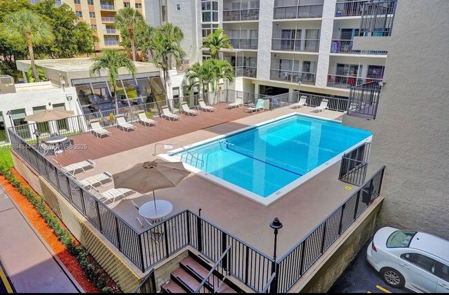 201 178th Dr, Unit 332 in Sunny Isles Beach, FL - Building Photo - Building Photo