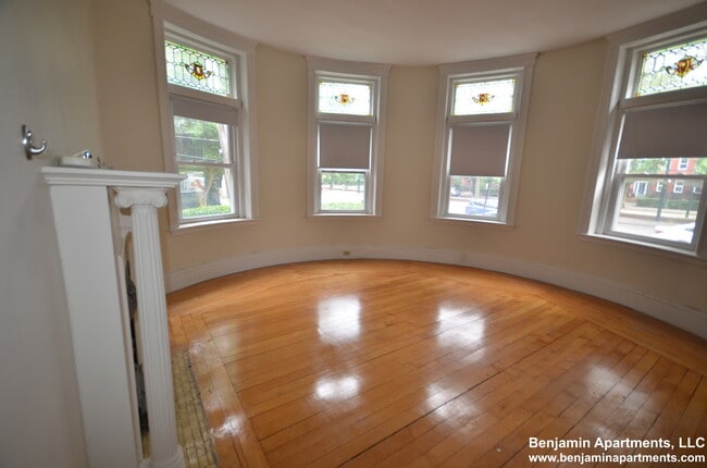 1822 Beacon St, Unit 2 in Brookline, MA - Foto de edificio - Building Photo