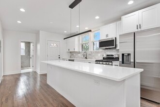 7446 S Luella Ave, Unit 2 in Chicago, IL - Building Photo - Building Photo