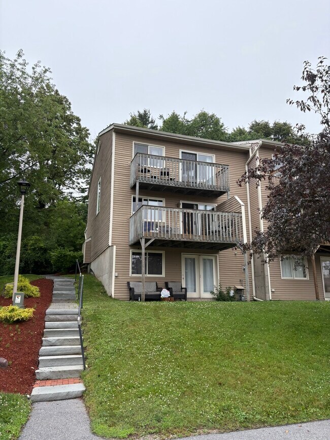 N1 Stonehedge Dr in South Burlington, VT - Foto de edificio - Building Photo