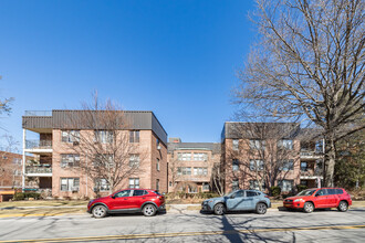 Eden Terrace in Great Neck, NY - Foto de edificio - Building Photo